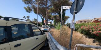 Acilia, incidente tra due auto a via dei Pescatori: un ferito e strada bloccata (FOTO e VIDEO)