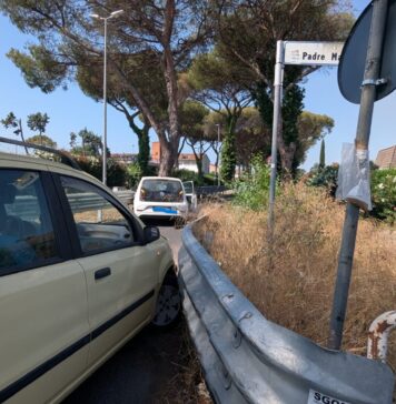 Acilia, incidente tra due auto a via dei Pescatori: un ferito e strada bloccata (FOTO e VIDEO)