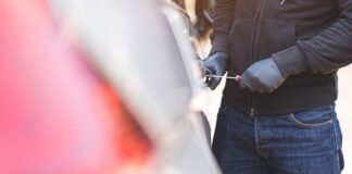 Lavinio, aggressione al passaggio a livello: "Mi hanno assalito in auto con un coltello"