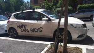 Auto bianche vandalizzate come passatempo a Monteverde: le reazioni sui social 1