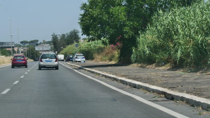 Autovelox sparito dal lungomare di Ostia "parcheggiato" su via Isacco Newton