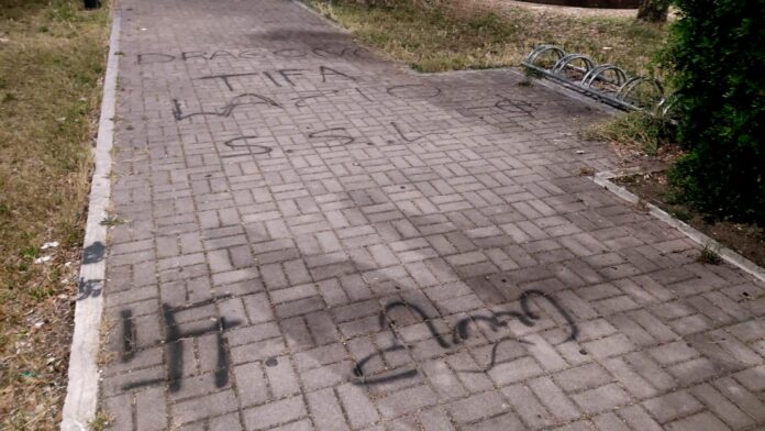 bagnoletto ali in azione a Bagnoletto: al parco delle Sughere compaiono svastiche e croci celtiche
