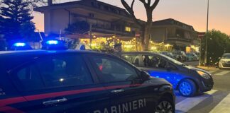 Fuggono all'alt dei carabinieri, inseguimento a perdifiato per le strade di Acilia