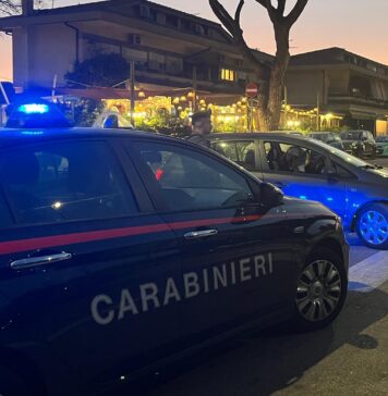 Fuggono all'alt dei carabinieri, inseguimento a perdifiato per le strade di Acilia