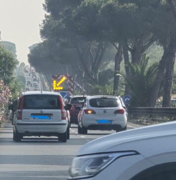 Via Cristoforo Colombo, lavori sul verde nelle ore di punta: code e rallentamenti