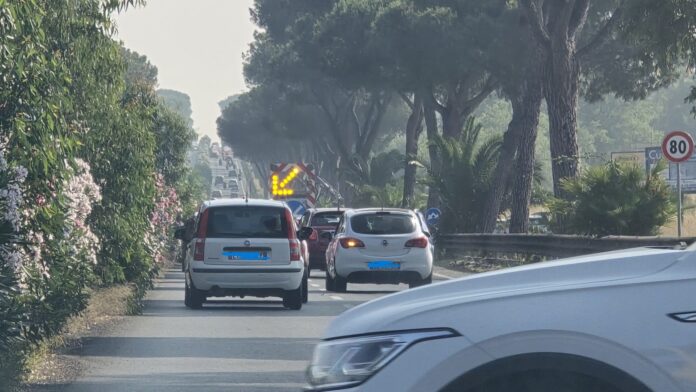 Via Cristoforo Colombo, lavori sul verde nelle ore di punta: code e rallentamenti