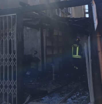 Grave incendio a Vento d'Oriente, danni consistenti alla struttura