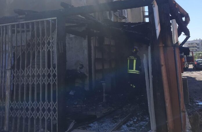 Grave incendio a Vento d'Oriente, danni consistenti alla struttura