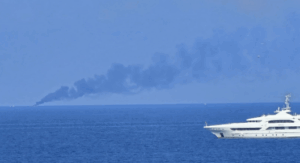 Incendio su uno yacht al largo di Fiumicino: la Guardia Costiera salva un naufrago 1