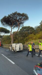 Su Via Cristoforo Colombo furgoncino in fiamme crea code e domani scattano restringimenti per lavori
