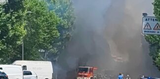 Fiumicino, incendio in un terreno a ridosso dell'abitato: fumo tra le case