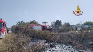 Isola Sacra, incendio a via Redipuglia: esplode bombola Gpl, ferito un vigile del fuoco 1