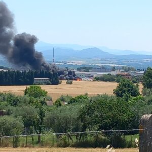 Maxi incendio a Fiano Romano nella zona industriale: colonna di fumo nero e odore acre 1