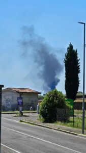 Maxi incendio a Fiano Romano nella zona industriale: colonna di fumo nero e odore acre 2