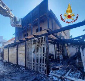 Grave incendio a Vento d'Oriente, danni consistenti alla struttura 1
