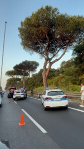 Su Via Cristoforo Colombo furgoncino in fiamme crea code e domani scattano restringimenti per lavori (VIDEO) 1
