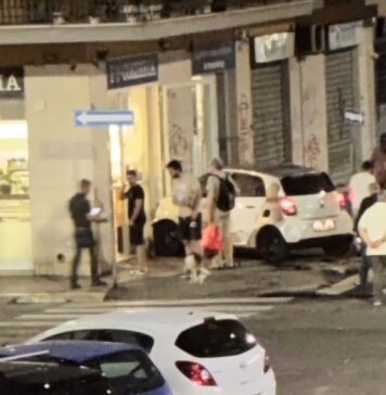 Scontro all'incrocio, un'auto piomba sull'ingresso del ristorante