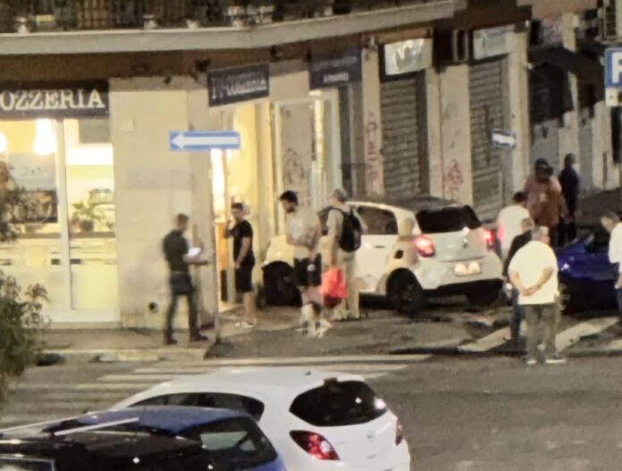 Scontro all'incrocio, un'auto piomba sull'ingresso del ristorante