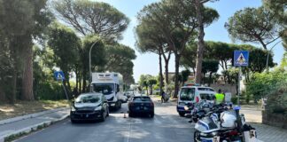 Incidente a Casal Palocco, anziano travolto mentre attraversa la strada: è grave