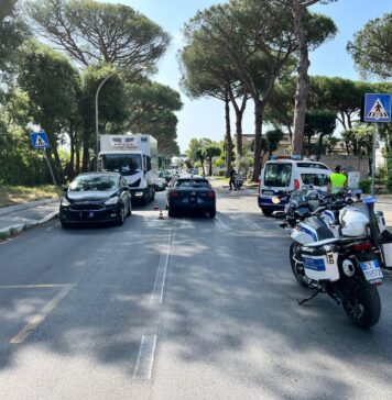 Incidente a Casal Palocco, anziano travolto mentre attraversa la strada: è grave