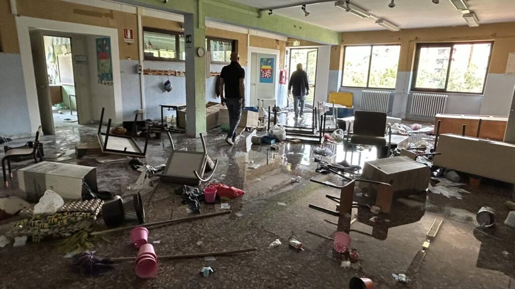 Raid notturno a Labaro, i vandali distruggono la scuola 2