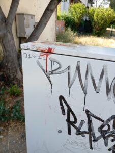 Roma, ancora scontri tra latinos in via Giulioli: un uomo accoltellato con machete in pieno giorno 1 Roma, ancora scontri tra latinos in via Giulioli: un uomo accoltellato con machete in pieno giorno 1