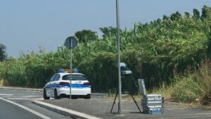 Autovelox sparito dal lungomare di Ostia "parcheggiato" su via Isacco Newton
