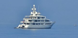 Dalla barca di Greenpeace al megayacht dell'imprenditore canadese: gli ultimi arrivi nelle acque di Ostia