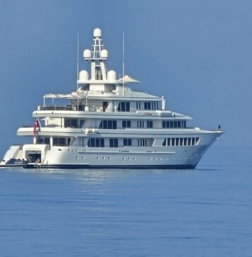Dalla barca di Greenpeace al megayacht dell'imprenditore canadese: gli ultimi arrivi nelle acque di Ostia