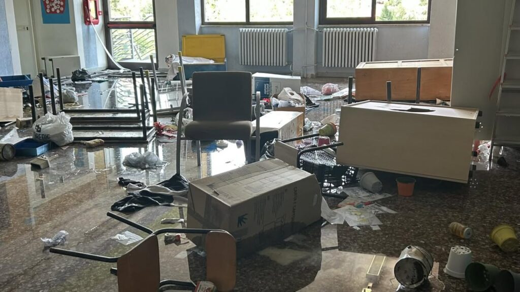 Raid notturno a Labaro, i vandali distruggono la scuola 1