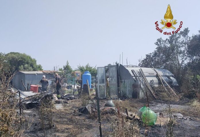 Isola Sacra, incendio a via Redipuglia: esplode bombola Gpl, ferito un vigile del fuoco