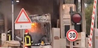 A12, camion prende fuoco al casello di Maccarese