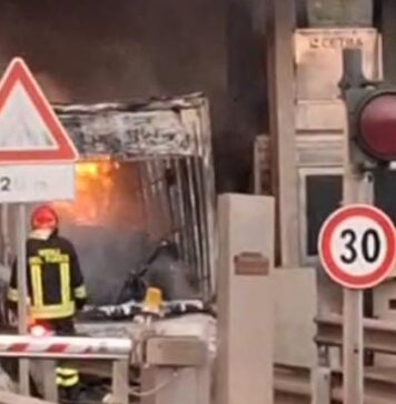 A12, camion prende fuoco al casello di Maccarese
