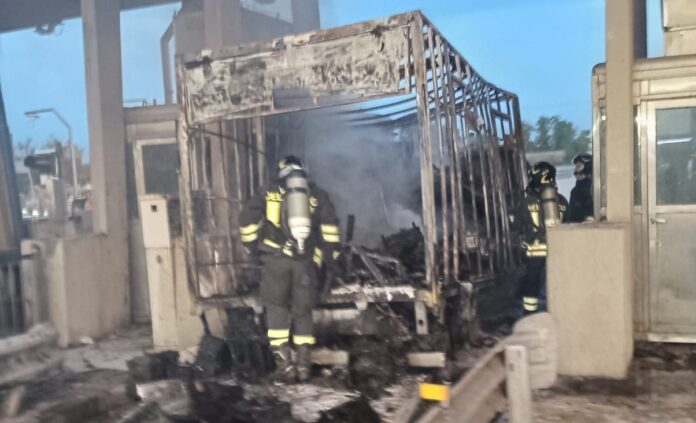 furgone incendiato