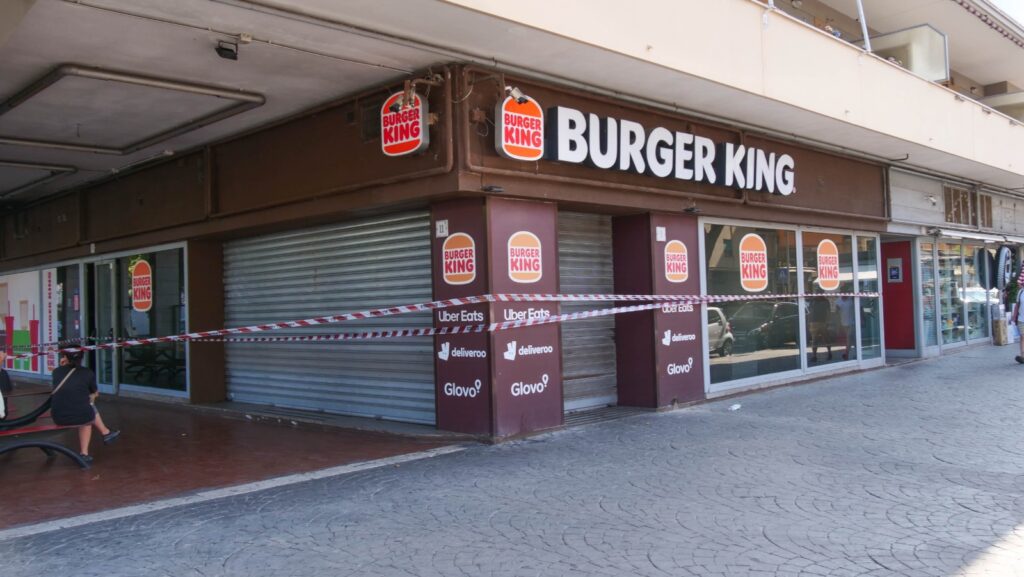 Incendio notturno al Burger King di Ostia, le fiamme appiccate (FOTO) 1