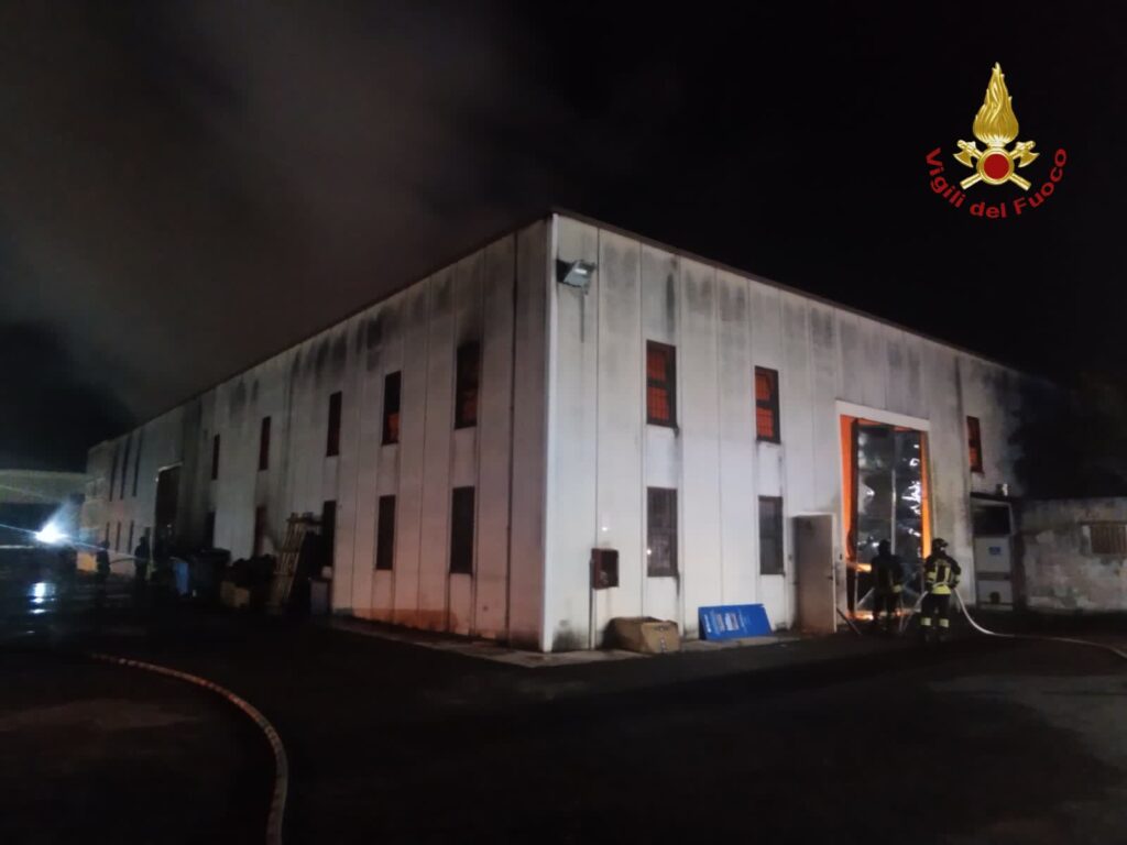 Incendio in capannone di materiale cinematografico a Fiano: mobilitate decine di vigili del fuoco 1