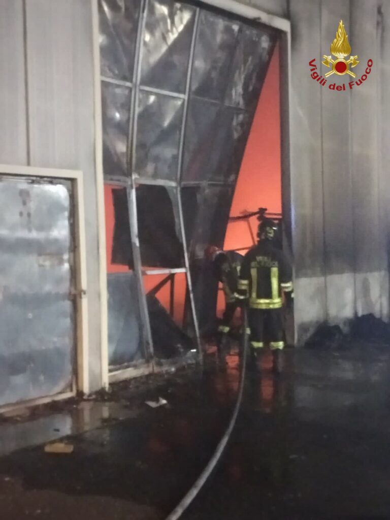 Incendio in capannone di materiale cinematografico a Fiano: mobilitate decine di vigili del fuoco 2