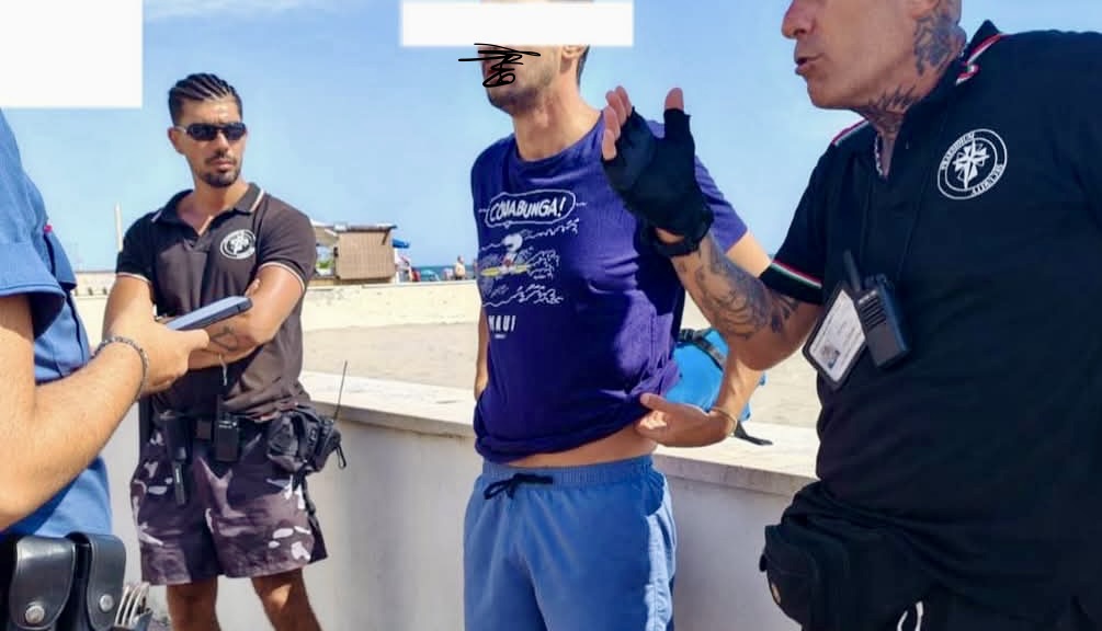 Allerta pedofilo sulla spiaggia libera di Ostia, uomo sottratto al linciaggio 1