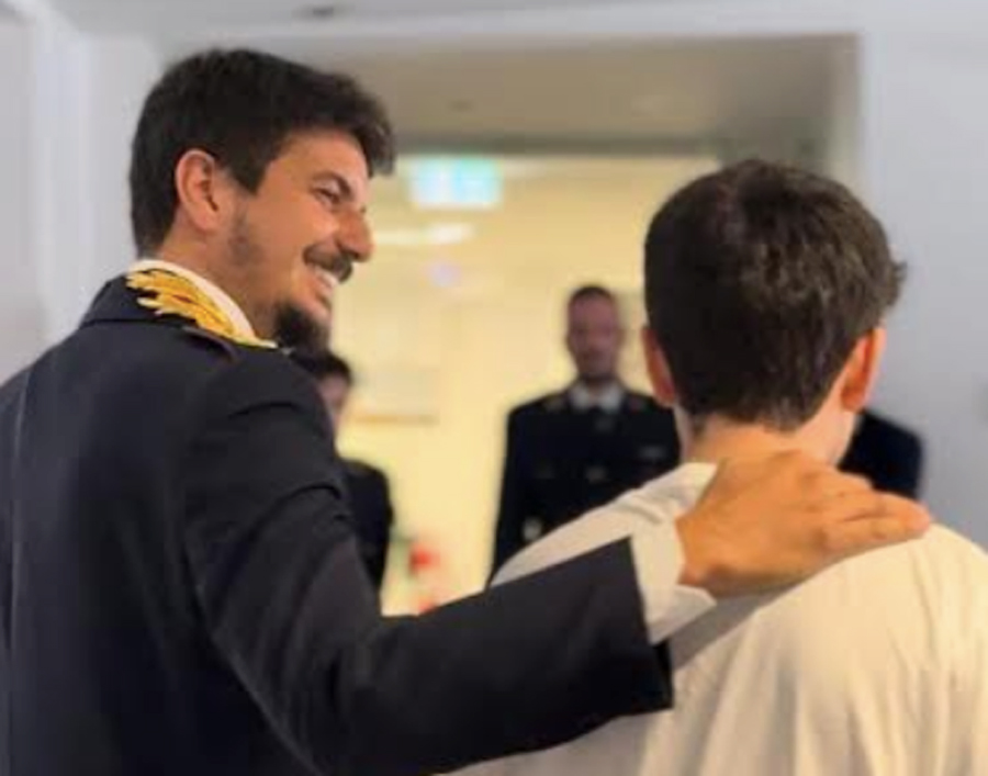 Minorenne soccorso dai poliziotti durante una lite familiare: ora Lorenzo sogna la divisa e rincontra i suoi eroi (FOTO) 1 Minorenne soccorso dai poliziotti durante una lite familiare: ora Lorenzo sogna la divisa e rincontra i suoi eroi (FOTO) 1