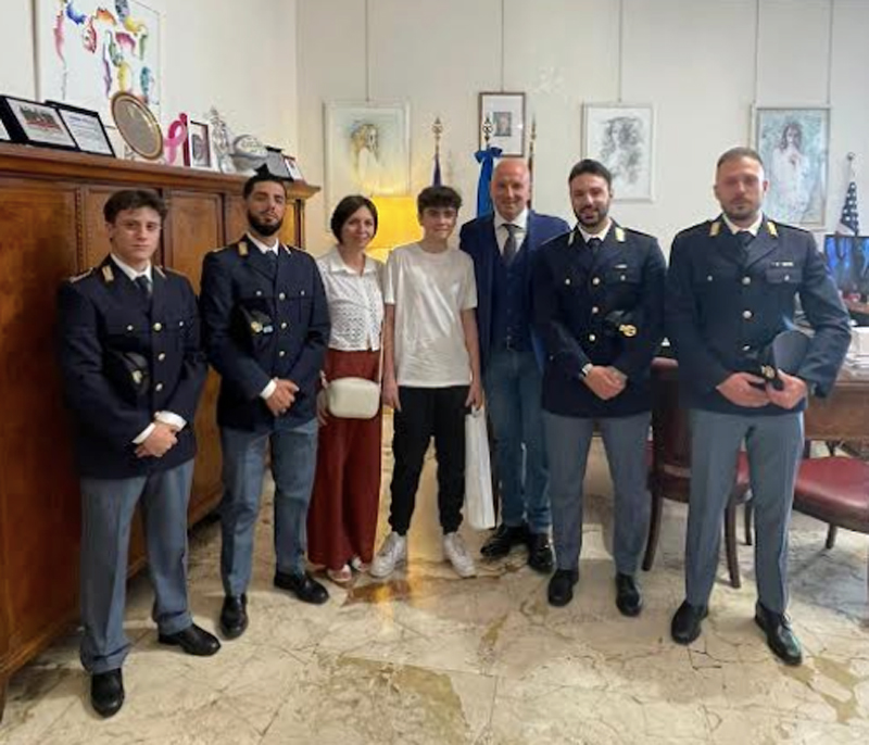 Minorenne soccorso dai poliziotti durante una lite familiare: ora Lorenzo sogna la divisa e rincontra i suoi eroi (FOTO) 2 Minorenne soccorso dai poliziotti durante una lite familiare: ora Lorenzo sogna la divisa e rincontra i suoi eroi (FOTO) 2