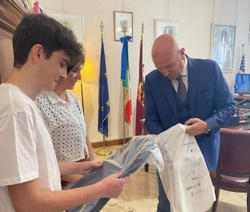 Minorenne soccorso dai poliziotti durante una lite familiare: ora Lorenzo sogna la divisa e rincontra i suoi eroi (FOTO) 3 Minorenne soccorso dai poliziotti durante una lite familiare: ora Lorenzo sogna la divisa e rincontra i suoi eroi (FOTO) 3