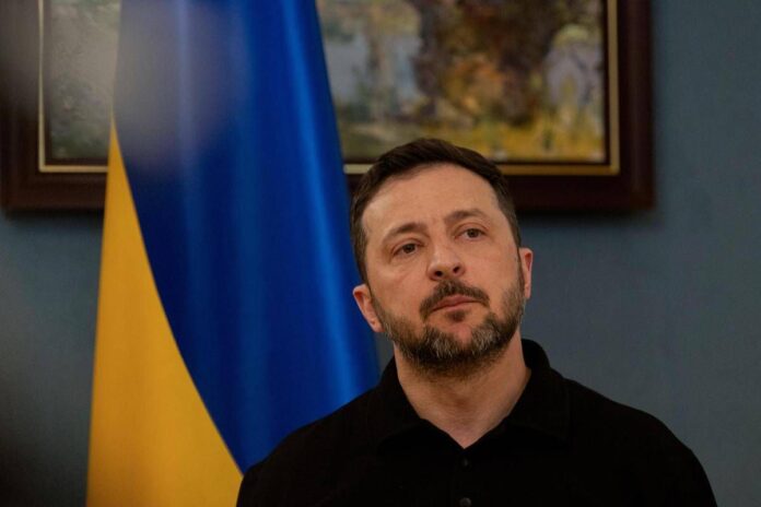 Ucraina, Zelensky a Parigi da Macron. Negoziati Miami incentrati su definizione confine