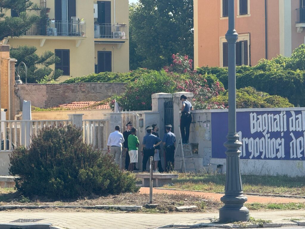 Blitz dei carabinieri nella storica Villa Egle di Ostia: è caccia agli spacciatori (VIDEO) 2 Blitz dei carabinieri nella storica Villa Egle di Ostia: è caccia agli spacciatori (VIDEO) 2