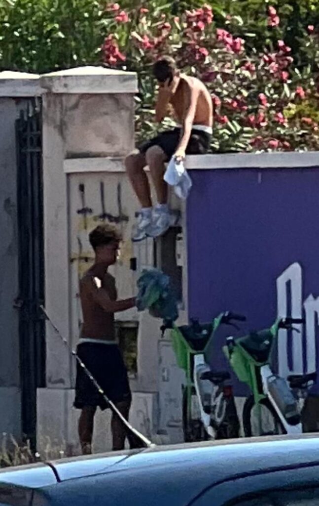 Blitz dei carabinieri nella storica Villa Egle di Ostia: è caccia agli spacciatori (VIDEO) 1 Blitz dei carabinieri nella storica Villa Egle di Ostia: è caccia agli spacciatori (VIDEO) 1