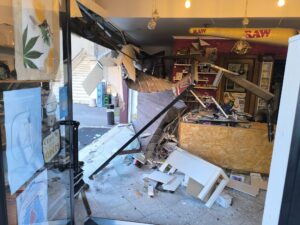 Furto con spaccata devasta negozio di Guidonia: furgone usato come ariete e danni per migliaia di euro (FOTO) 3 Furto con spaccata devasta negozio di Guidonia: furgone usato come ariete e danni per migliaia di euro (FOTO) 3