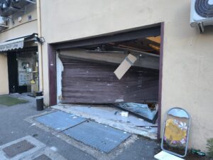 Furto con spaccata devasta negozio di Guidonia: furgone usato come ariete e danni per migliaia di euro (FOTO) 1 Furto con spaccata devasta negozio di Guidonia: furgone usato come ariete e danni per migliaia di euro (FOTO) 1