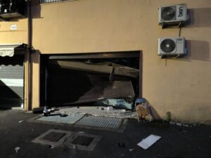 Furto con spaccata devasta negozio di Guidonia: furgone usato come ariete e danni per migliaia di euro (FOTO) 2 Furto con spaccata devasta negozio di Guidonia: furgone usato come ariete e danni per migliaia di euro (FOTO) 2