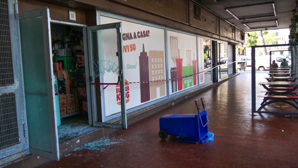 Incendio notturno al Burger King di Ostia, le fiamme appiccate (FOTO) 3