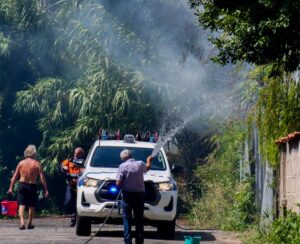 Incendio a Ostia Antica, bruciano le sterpaglie e il fuoco si propaga: strade chiuse, aiutano anche i residenti (VIDEO) 1 Incendio a Ostia Antica, bruciano le sterpaglie e il fuoco si propaga: strade chiuse, aiutano anche i residenti (VIDEO) 1