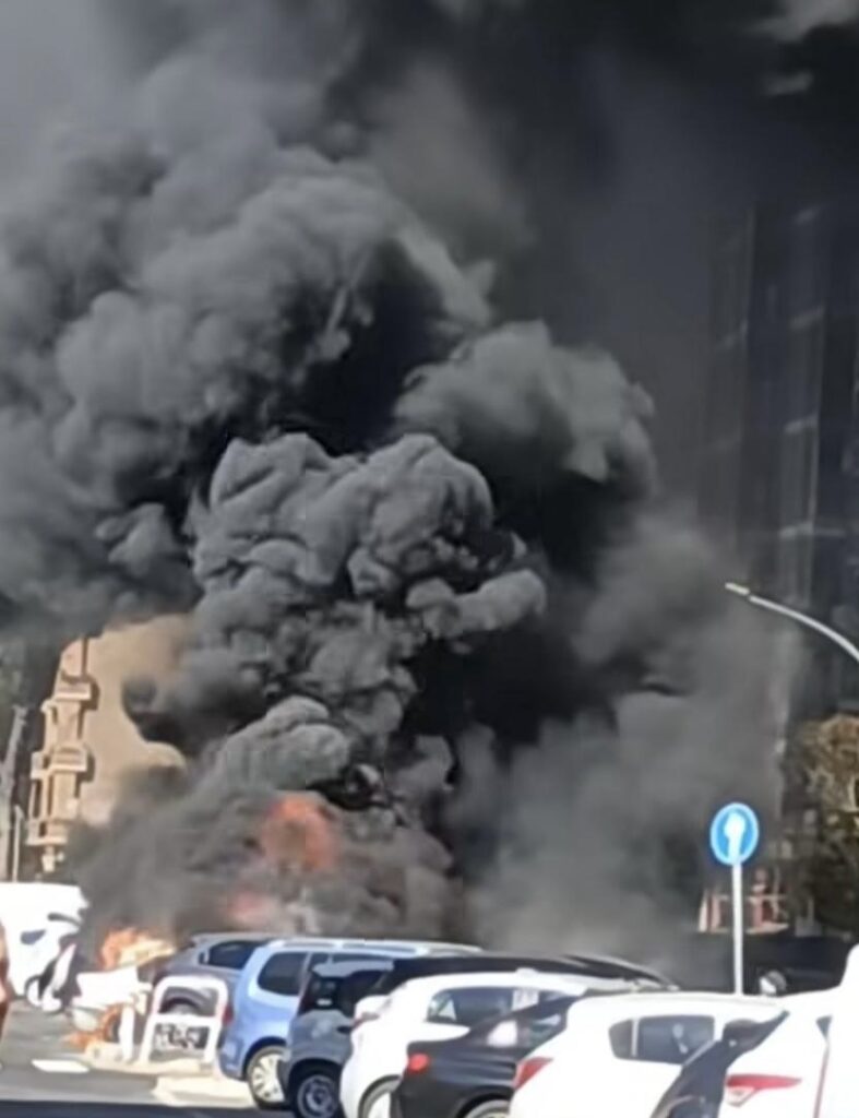 Montagnola, incendio devasta dieci auto: paura e fumo nero nel quartiere (FOTO) 1